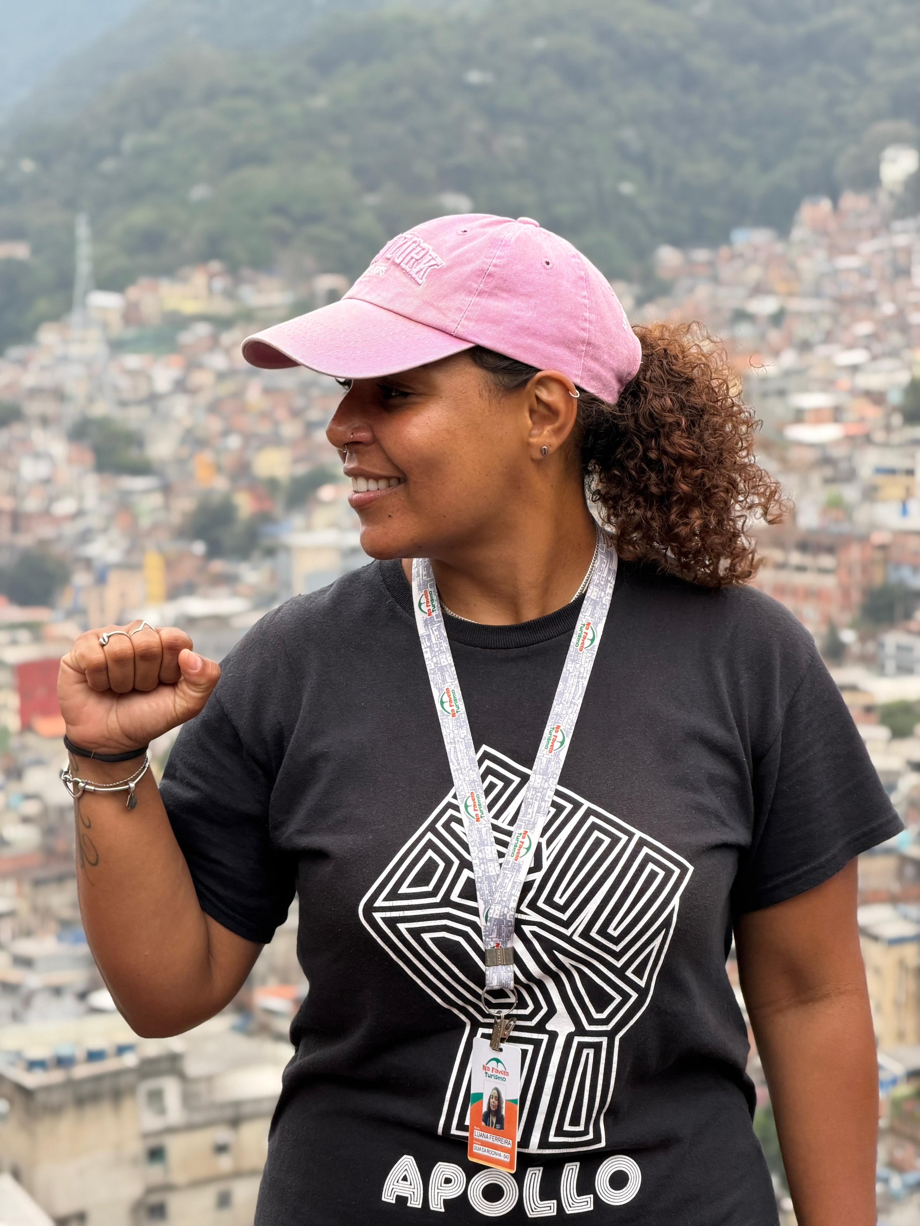 Luana Ferreira com a Rocinha ao fundo